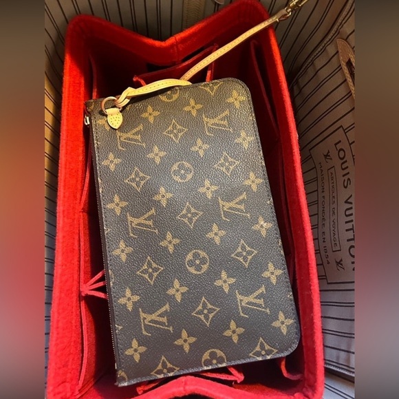 Louis Vuitton Neverfull Monogram Clutch
Large V AUTHENTICATED V Serial SD 4210 - Picture 2 of 5